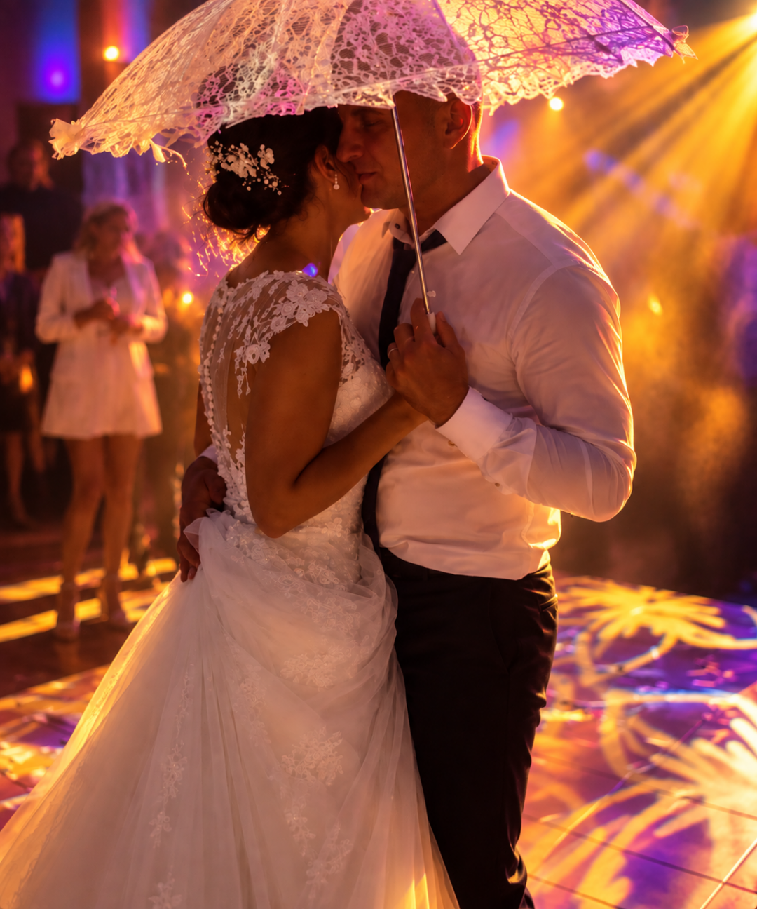 Mariés sur la piste de danse pendant leur soirée
