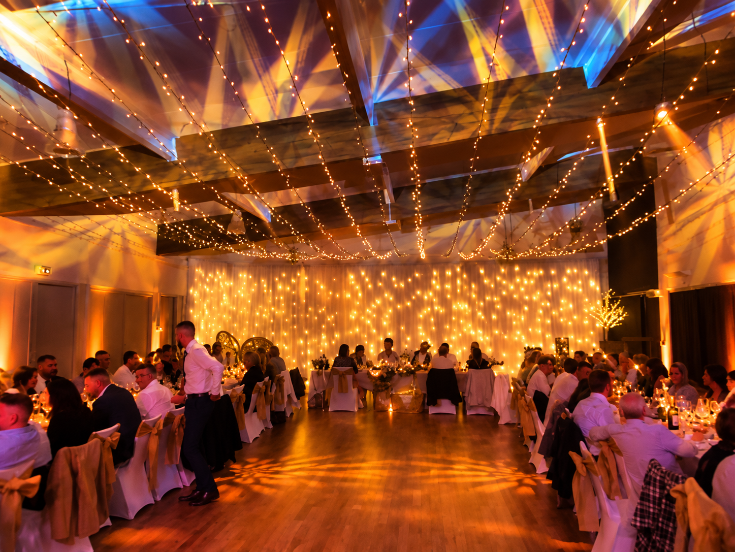 Mise en lumière d’une salle de réception pour un mariage