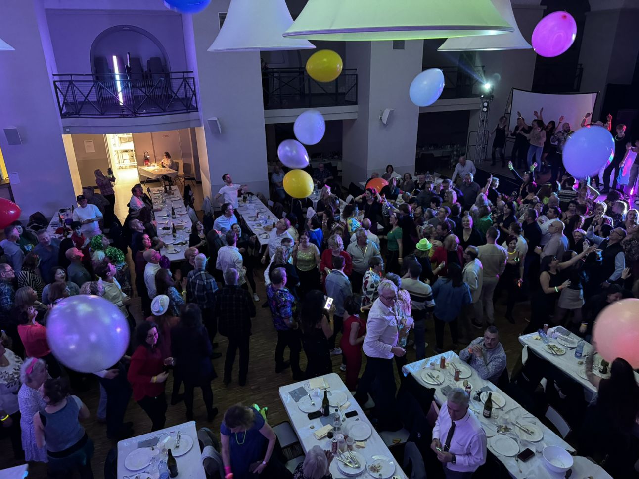 Soirée années 80 avec DJ et éclairage en Lorraine Animation DJ années 80 événement festif