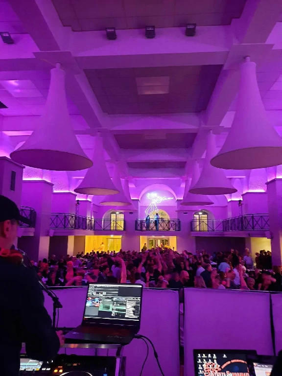 DJ professionnel, sonorisation, éclairage, photobooth et livre d’or vidéo. EVENTS SONORISATION pour vos mariages, soirées et événements d’entreprise.