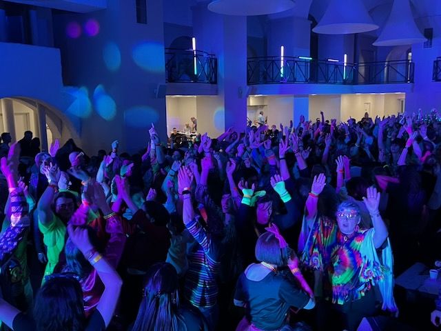 Soirée années 80 avec DJ et éclairage en Lorraine Animation DJ années 80 événement festif
